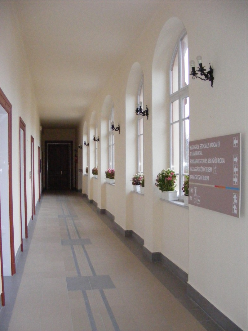 Felújítás végeredménye - emeleti folyosó